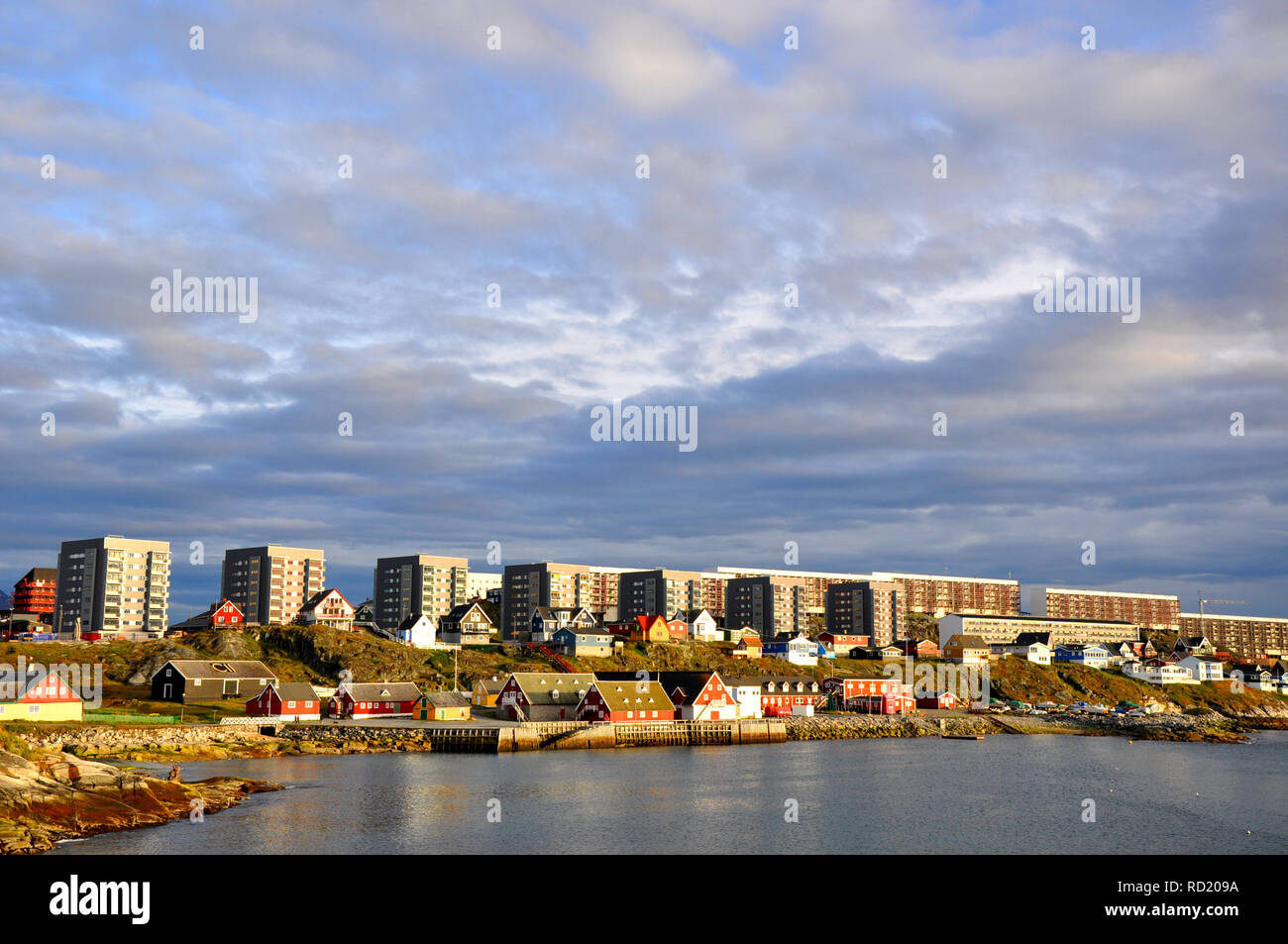 Traditionelle grönländische Häuser und neue Apartmentblöcke am Wasser in Nuuk, der Hauptstadt Grönlands Stockfoto