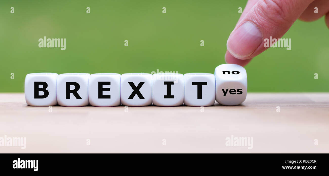 Hand einen Würfel und Änderungen das Wort 'Ja', 'Nein' symbolisiert keine Brexit Stockfoto