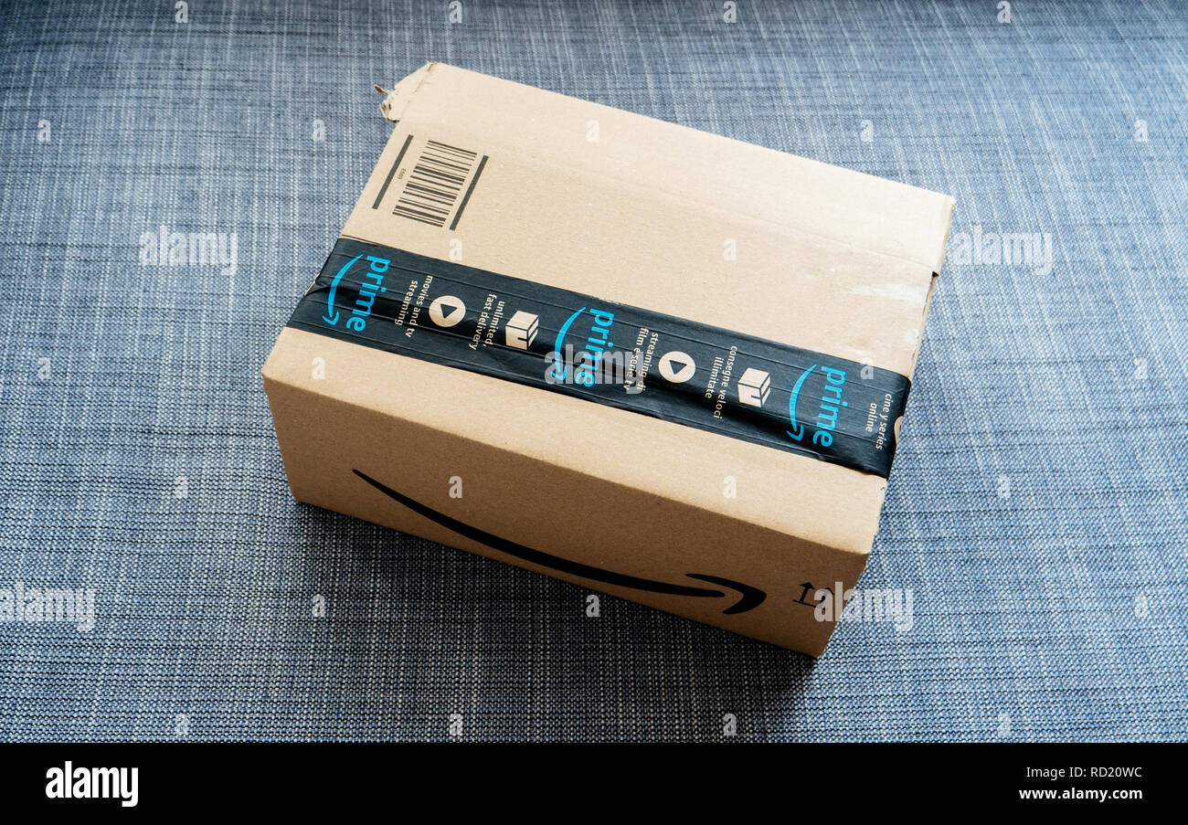 PARIS, Frankreich, 31. MÄRZ 2018: Karton mit Amazon Prime scotch Schutz  Band auf der Couch im Wohnzimmer - Neue erwartete Paket Stockfotografie -  Alamy