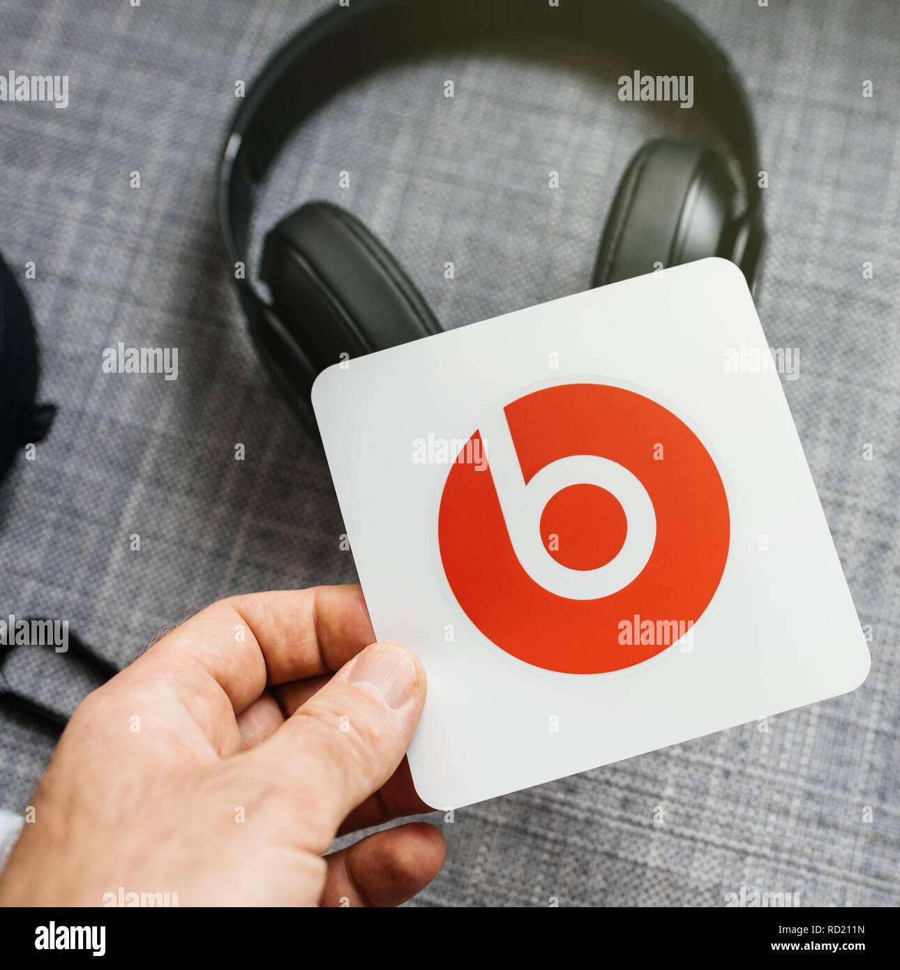 PARIS, Frankreich, 31. MÄRZ 2018: Mann unboxing neue Apple Beats von Dr.  Dre Beats Studio 3 drahtlose Kopfhörer mit reinem Adaptive Noise Cancelling  reine ANC-Holding den mitgelieferten Aufkleber Stockfotografie - Alamy