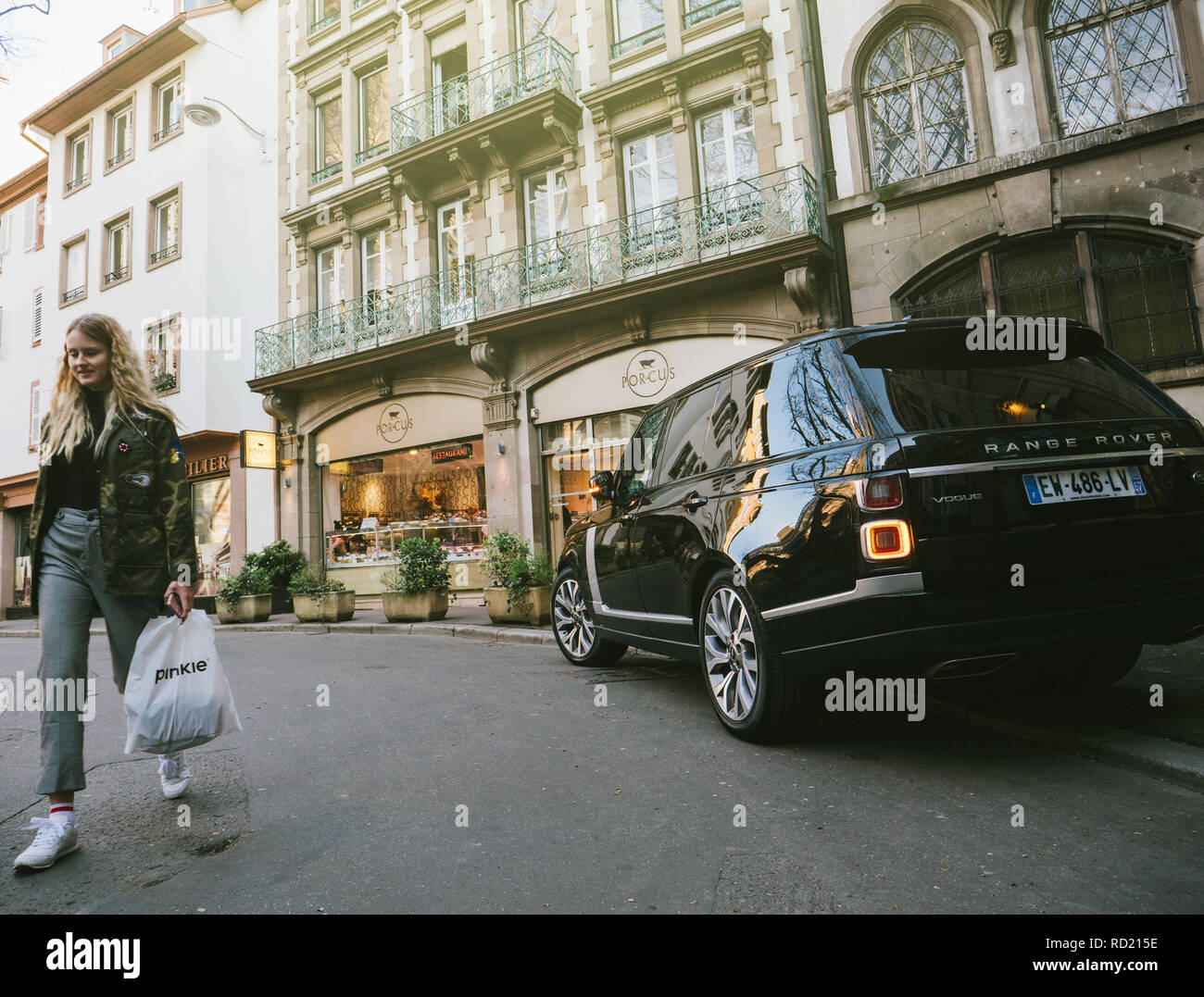 Straßburg, Frankreich - 13 Mär, 2018: Junge Mädchen Vor Range Rover Land Rover Vogue, der Luxus-SUV in der Britischen zentrale Französische Straße in der Nähe Metzgerei Porcus Place du Temple Neuf geparkt Stockfoto