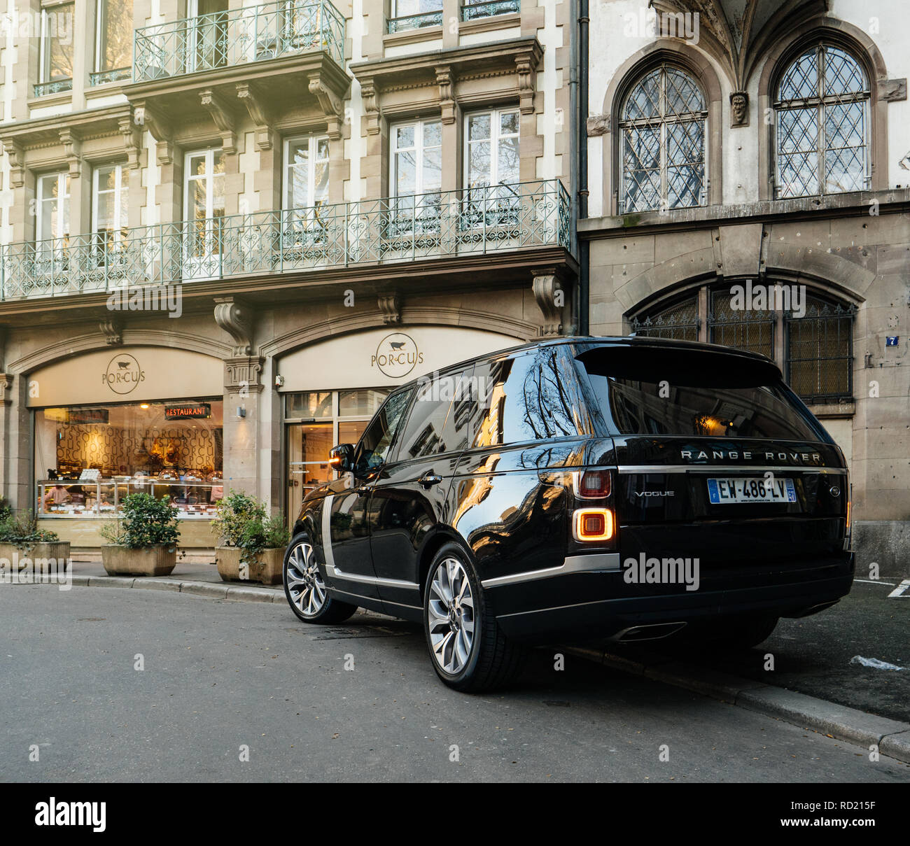 Straßburg, Frankreich - 13 Mär, 2018: Die neuen Range Rover Land Rover Vogue, der Luxus-SUV in der Britischen zentrale Französische Straße in der Nähe Metzgerei Porcus Place du Temple Neuf geparkt Stockfoto