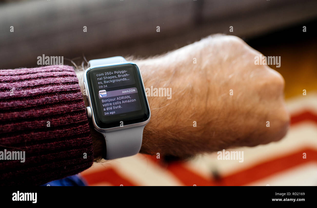 PARIS, Frankreich, 11.April 2018: POV bei man Hand tragen wearable smartwatch von Apple Computer mit Benachrichtigung über die Zustellung von Amazon Stockfoto