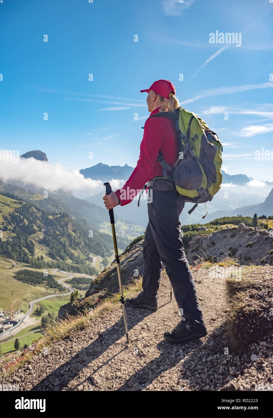 Aktive Wanderer wandern, genießen die Aussicht, Dolomiten Landschaft. Reisen Sport Lifestyle Konzept Stockfoto