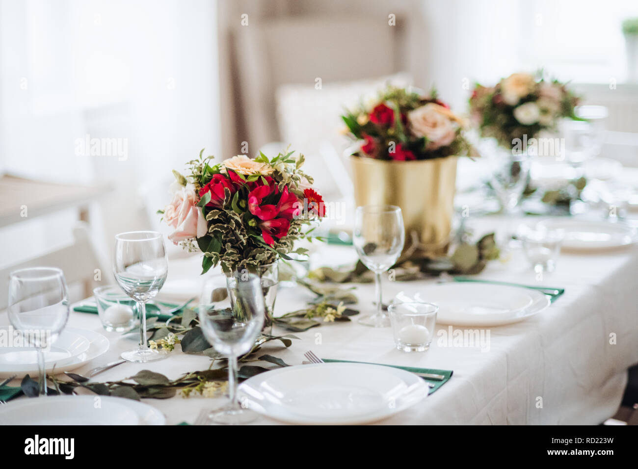 Tabelle für ein Essen im Innenbereich in einem Raum auf einer Party, Hochzeit oder Familienfeier. Stockfoto