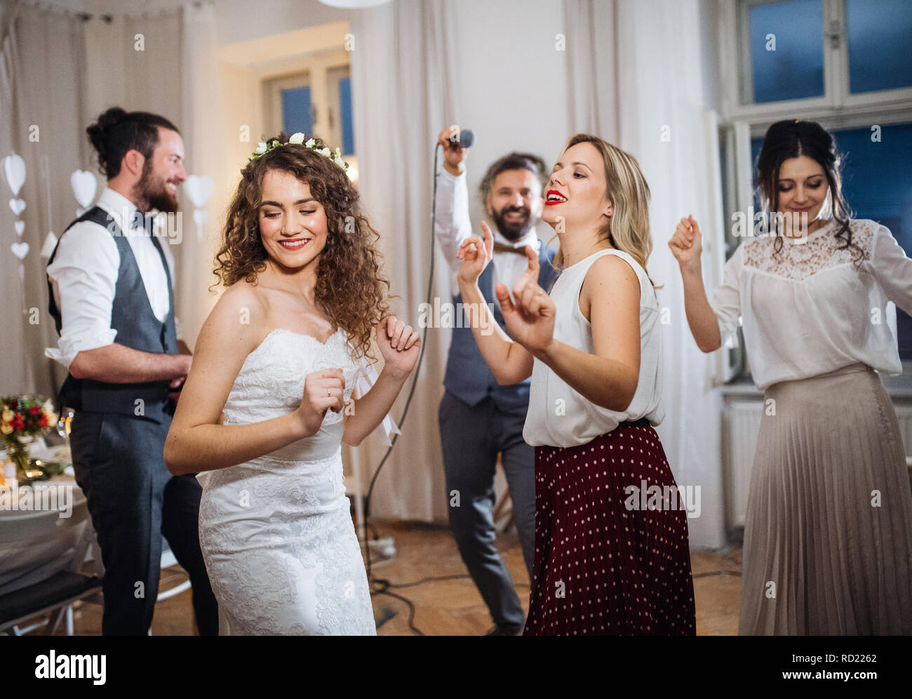 Eine junge Braut mit anderen Gäste tanzen auf einer Hochzeit. Stockfoto