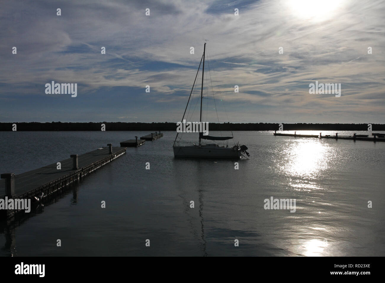Segelboot oder Motorboot vertäut oder Gefesselt am Weihnachtstag an der Adria im Hafen oder den Hafen von Numana in der Provinz Ancona in Italien Stockfoto
