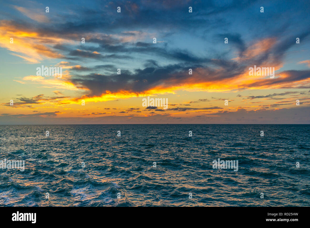 Sonnenuntergang Himmel und Wasser Wellen nur, Pazifischer Ozean, Mexiko. Stockfoto