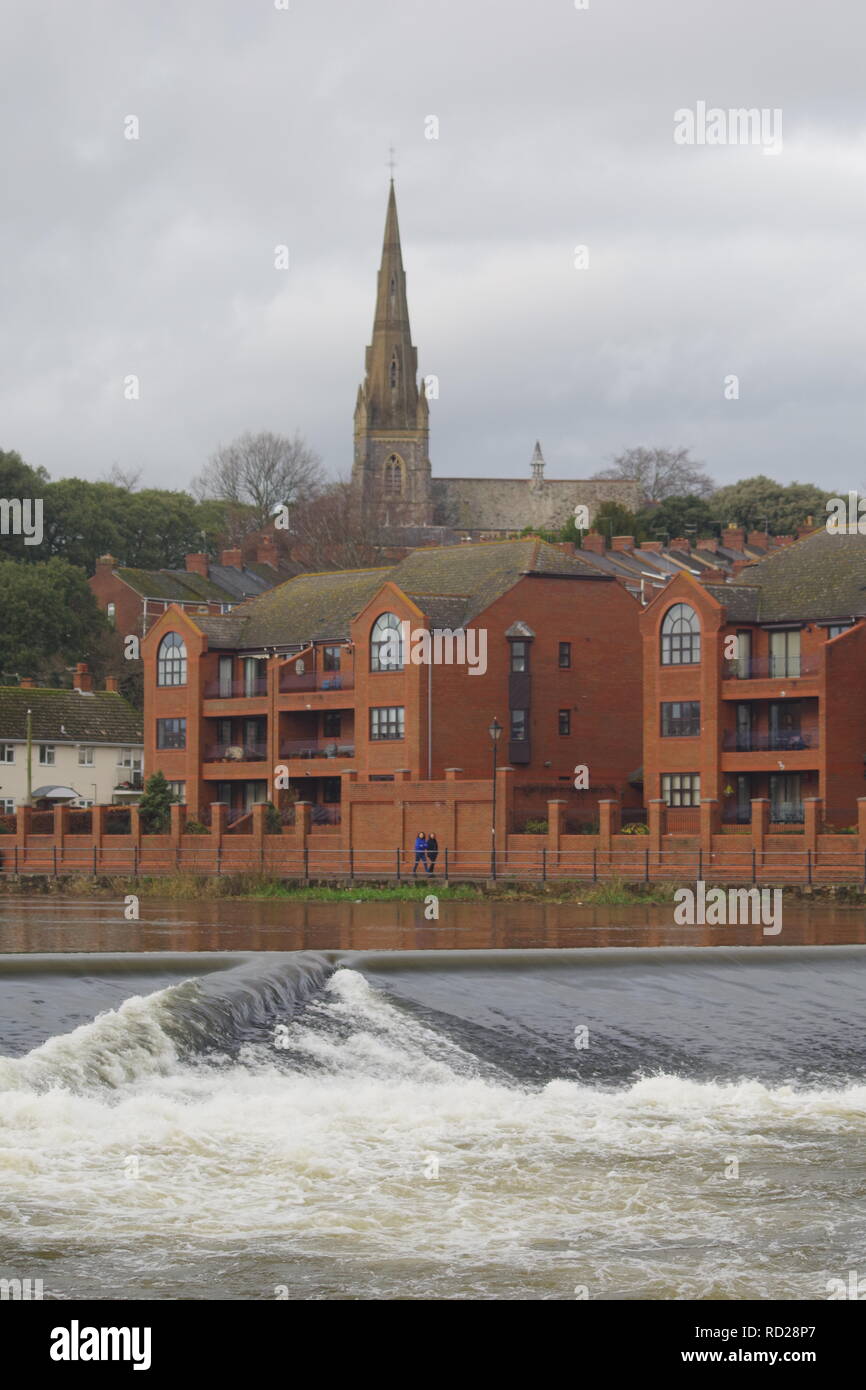 St Leonards Kirche jenseits Trews Wehr auf dem River Exe. Exeter, Devon, Großbritannien. Stockfoto