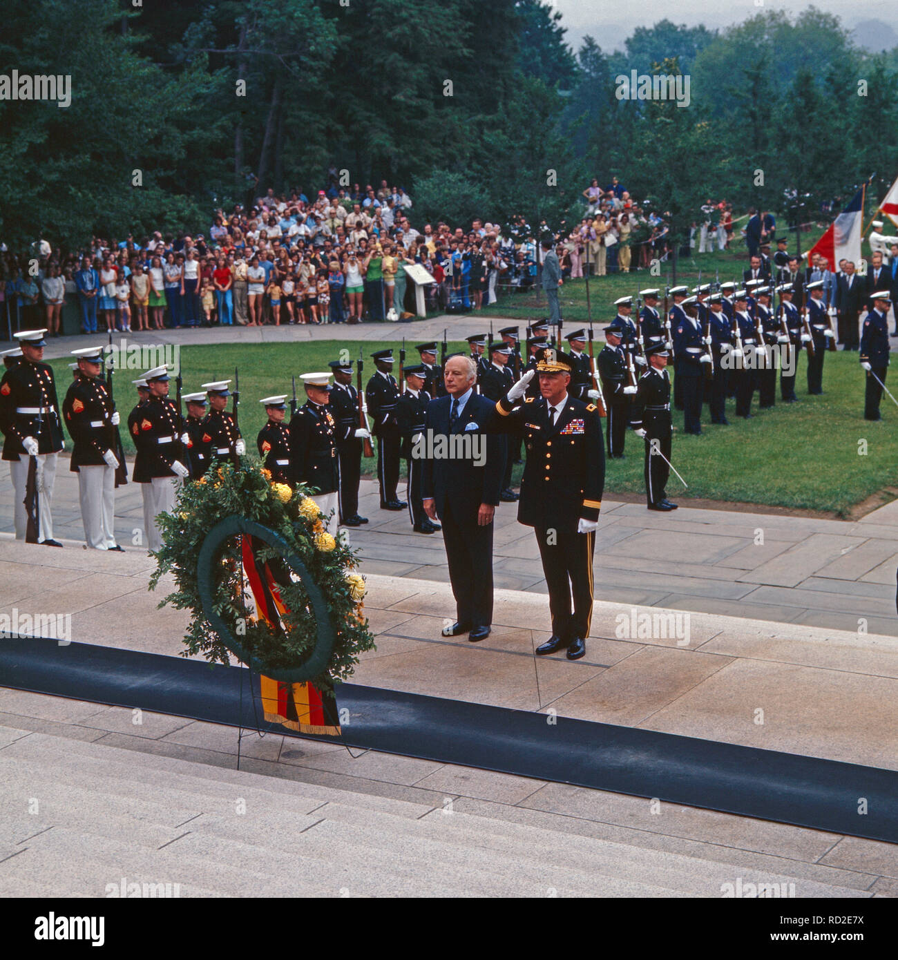 Bundespräsidenten Walter Scheel wird mit militärischen Ehren bei Einems 206 empfangen in Washington DC, USA 1975. Bundespräsident Walter Scheel, Washington DC, USA 1975. Stockfoto