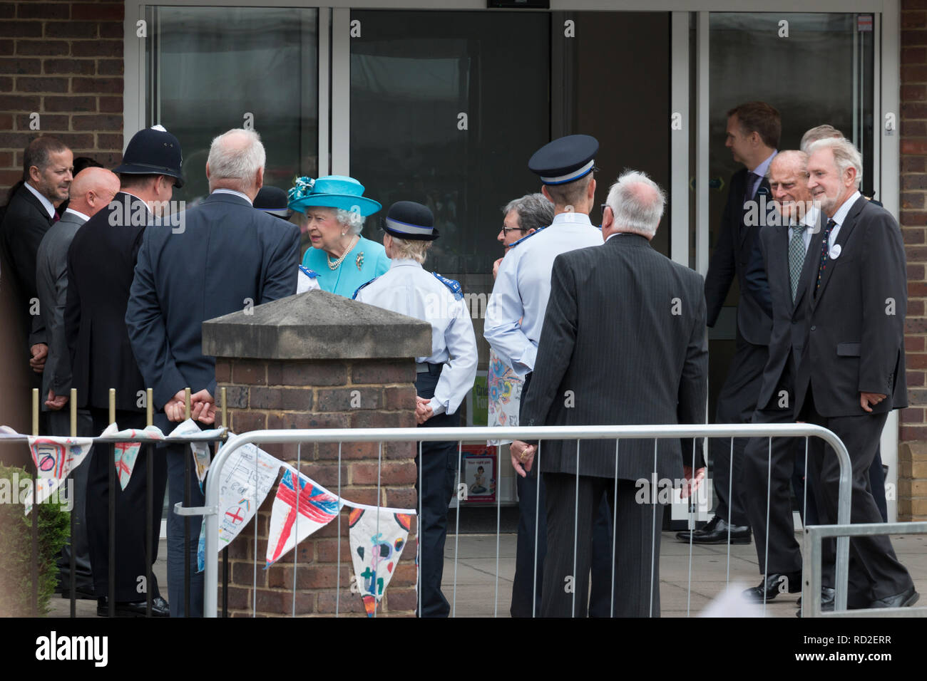 Elisabeth II., Königin von Großbritannien besuchen Chadwell Heath 50. Jahrestag der Abstreifen und Dagenham wie London Borough zu feiern. Stockfoto