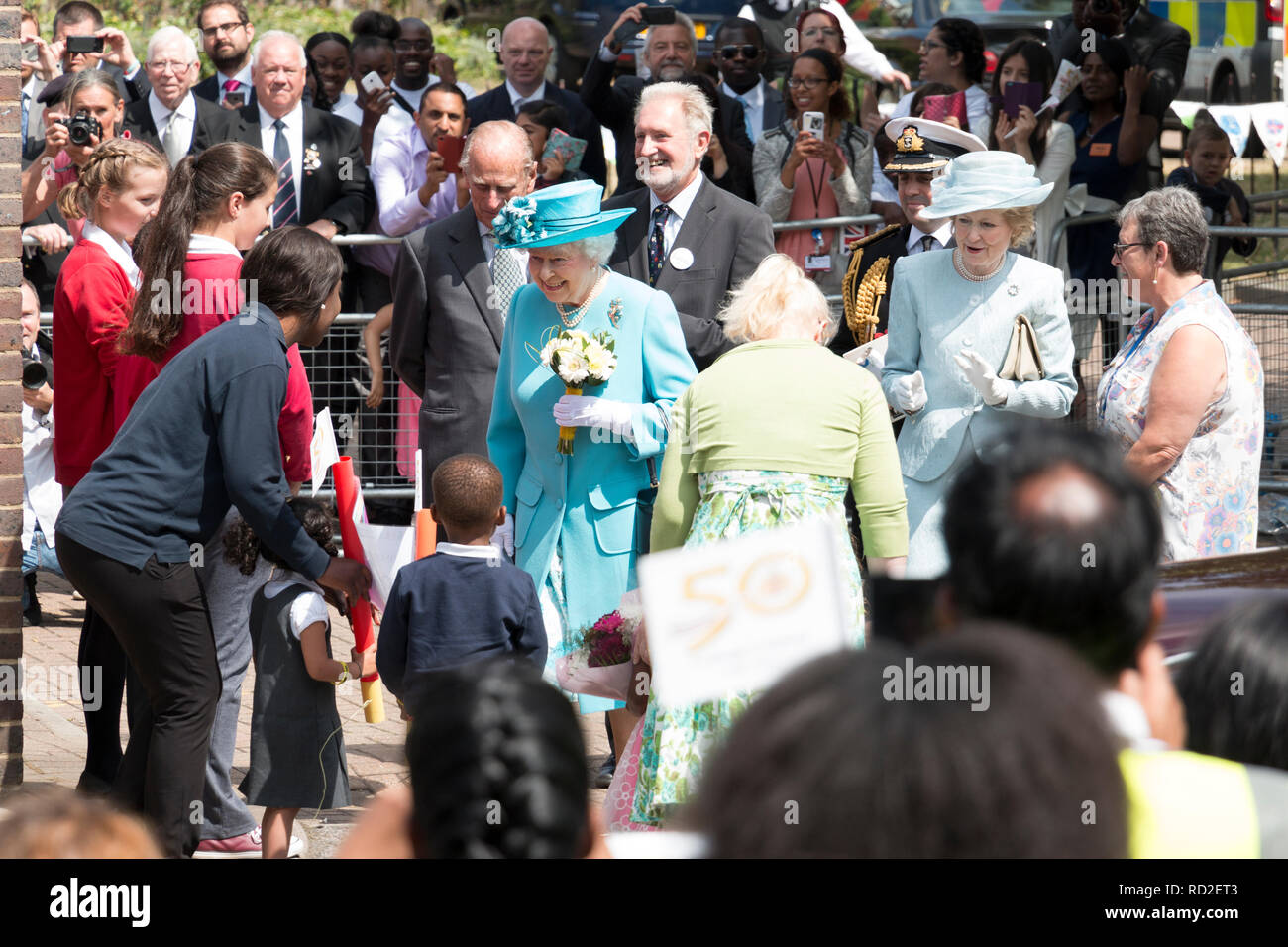 Elisabeth II., Königin von Großbritannien besuchen Chadwell Heath 50. Jahrestag der Abstreifen und Dagenham wie London Borough zu feiern. Stockfoto