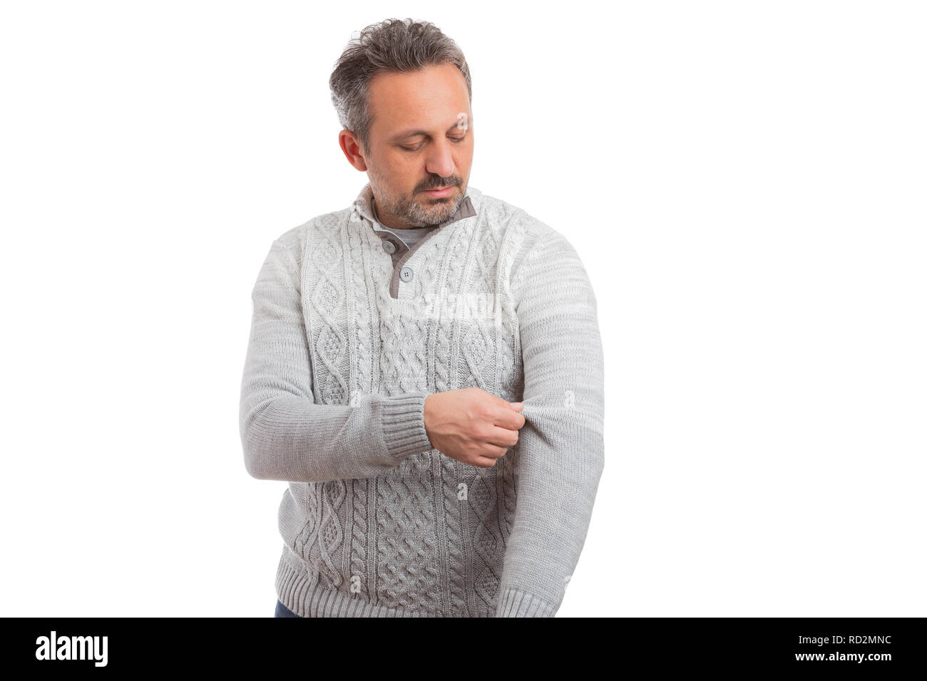 Konzentriert man Kontrolle grauer pullover Hülse als Winter Strickmode Konzept auf weißem studio Hintergrund isoliert Stockfoto