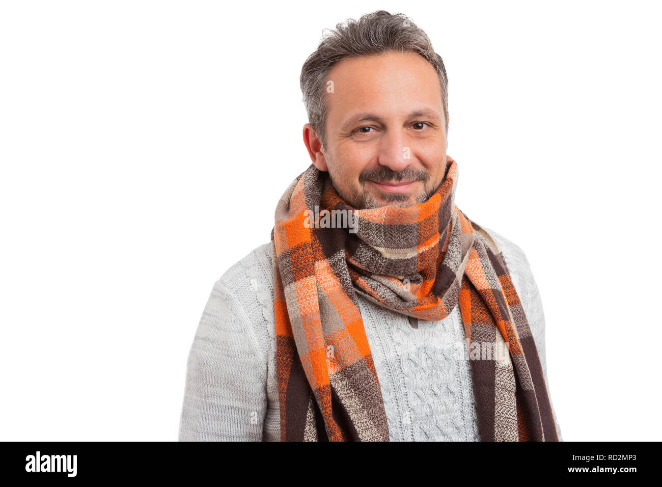 Mann mit orangefarbenen Schal um den Hals lächelte, als er sich zum Schutz vor kaltem Wetter auf weißem Hintergrund Stockfoto