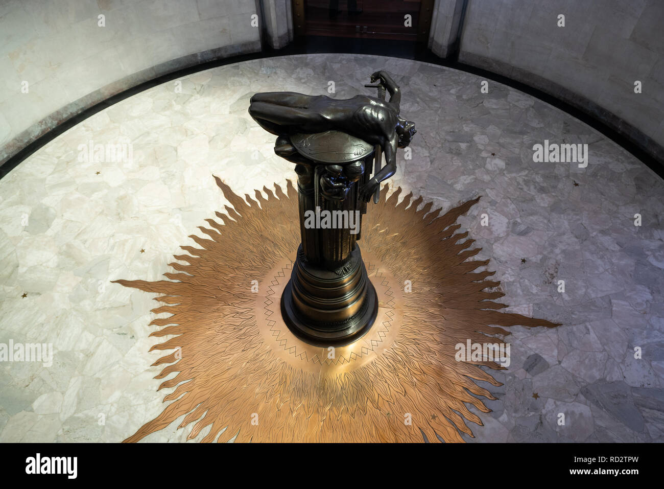 23. Dezember 2018, Sydney Australien: Innenraum der Anzac war Memorial in Sydney mit Opfer Bronze Skulptur von Rayner Hoff Stockfoto