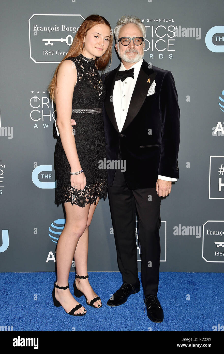 SANTA MONICA, CA - 13. Januar: Bradley Whitford (R) und Maria Louisa Whitford kommen an der Der 24. jährliche Critics' Choice Awards besucht Die 24. Ann Stockfoto