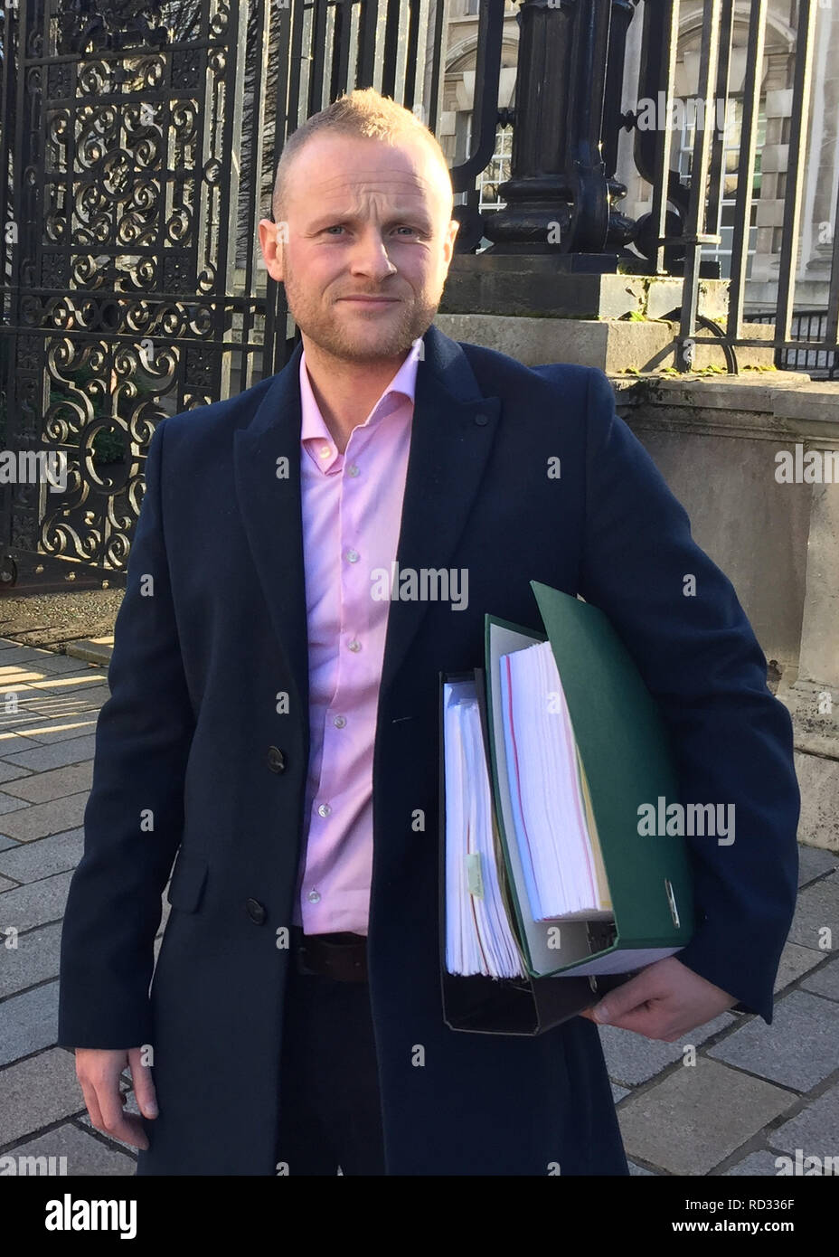 Loyalistische Aktivist Jamie Bryson außerhalb der Hohe Gerichtshof in Belfast, als er eine Klage gegen die Rechtmäßigkeit der Optionsscheine verwendet seine Räumlichkeiten zu suchen hat. Stockfoto