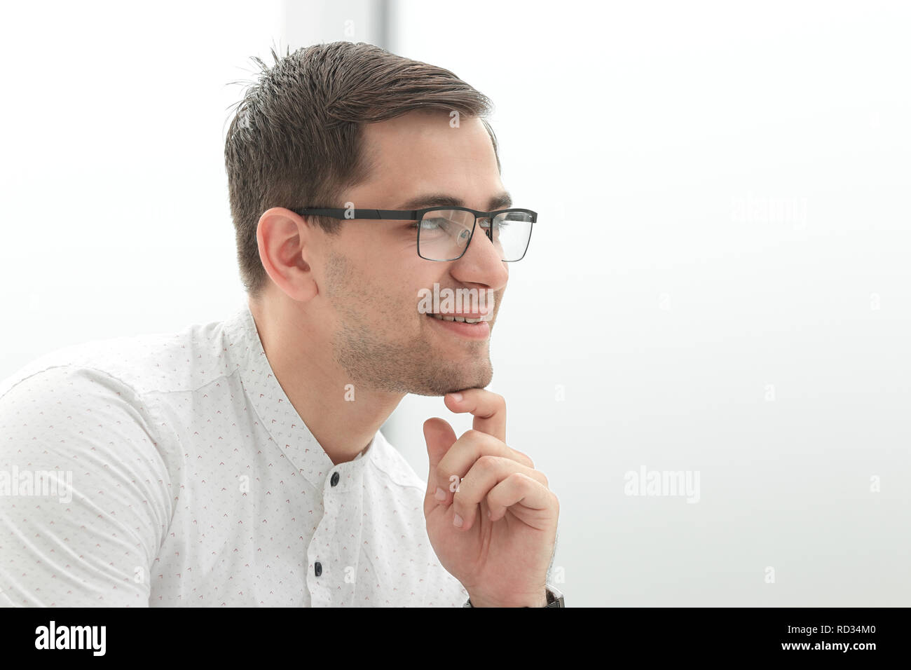Seitenansicht. Porträt einer jungen Geschäftsmann mit Brille  Stockfotografie - Alamy