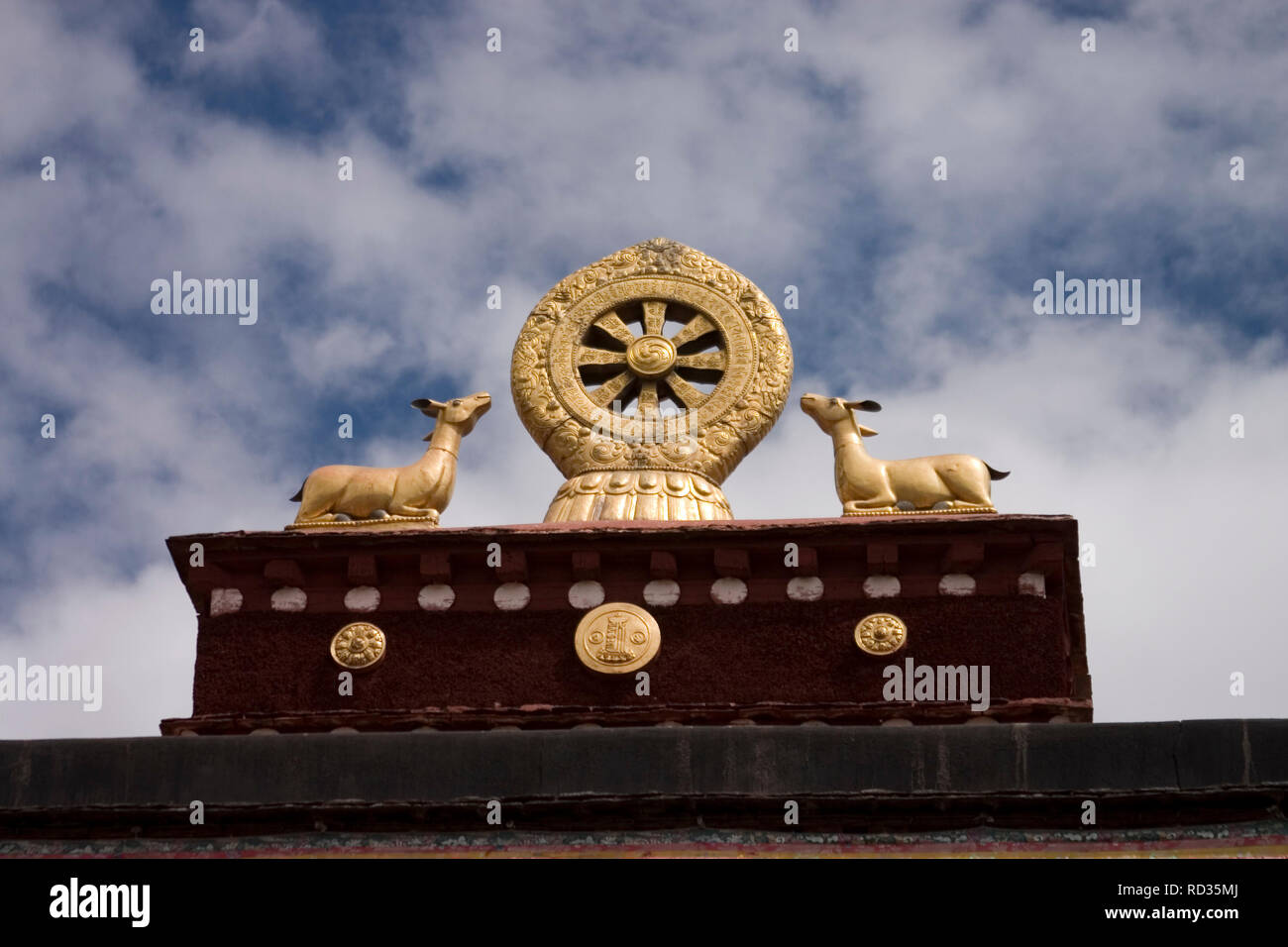 Golden deer Symbole auf dem Dach des Jokhang Tempel in Lhasa Tibet Stockfoto