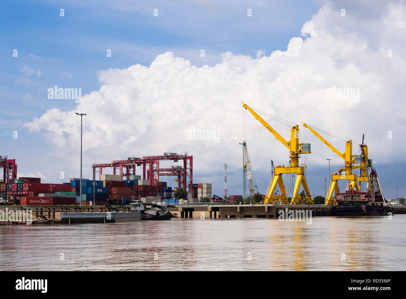 Krane und Galgen am Riverside Quay in Containerhafen von Mekong Fluss gesehen. Kein Svay, Provinz Kandal, Phnom Penh, Mekong Delta, Kambodscha, Asien Stockfoto