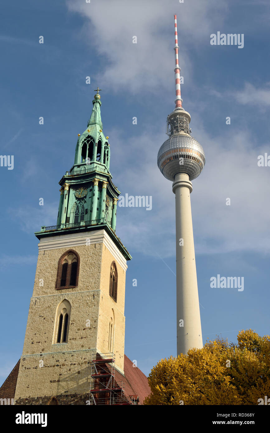 Berlin, Deutschland - 10. November 2018. Blick auf die Marienkirche und Fernsehturm Fernsehturm in Berlin. Stockfoto