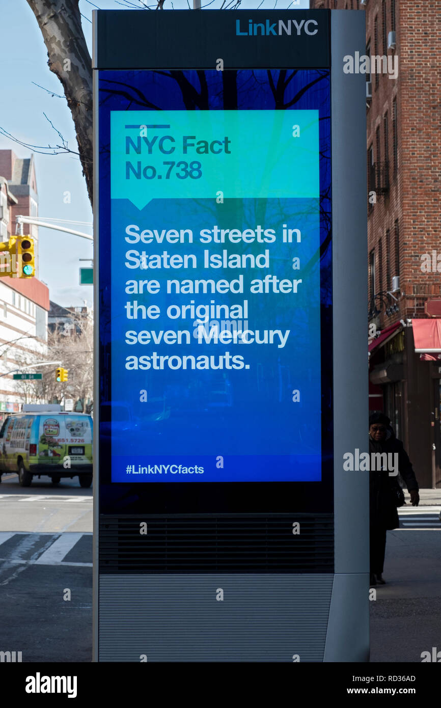 Eine Nachricht auf einen Link NYC-Bildschirm mit den Spaß, dass Staten Island hat sieben Straßen benannt nach den ersten sieben Mercury Astronauten. In Queens, NYC Stockfoto