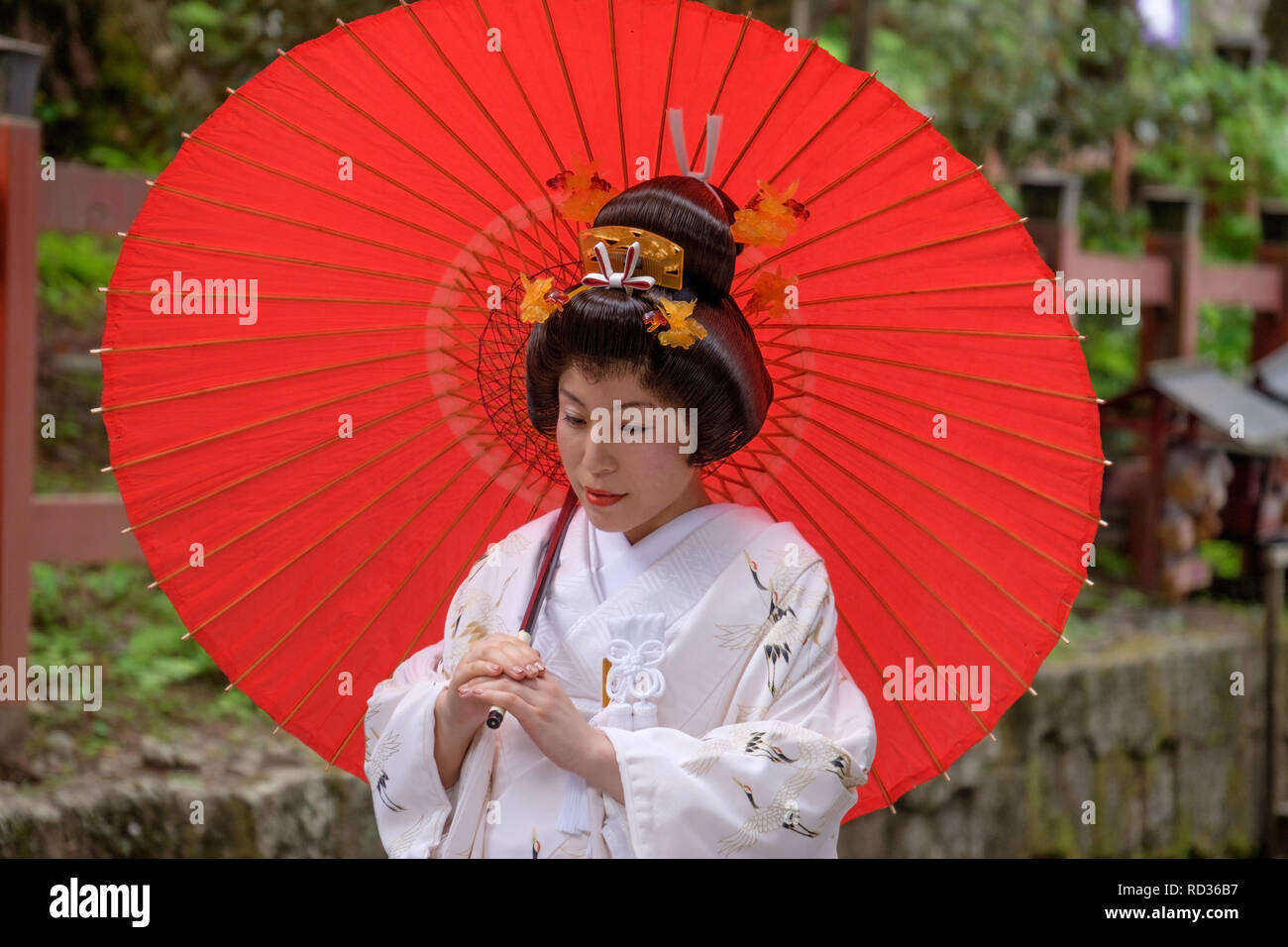Eine japanische Braut in traditioneller Kleidung. Stockfoto