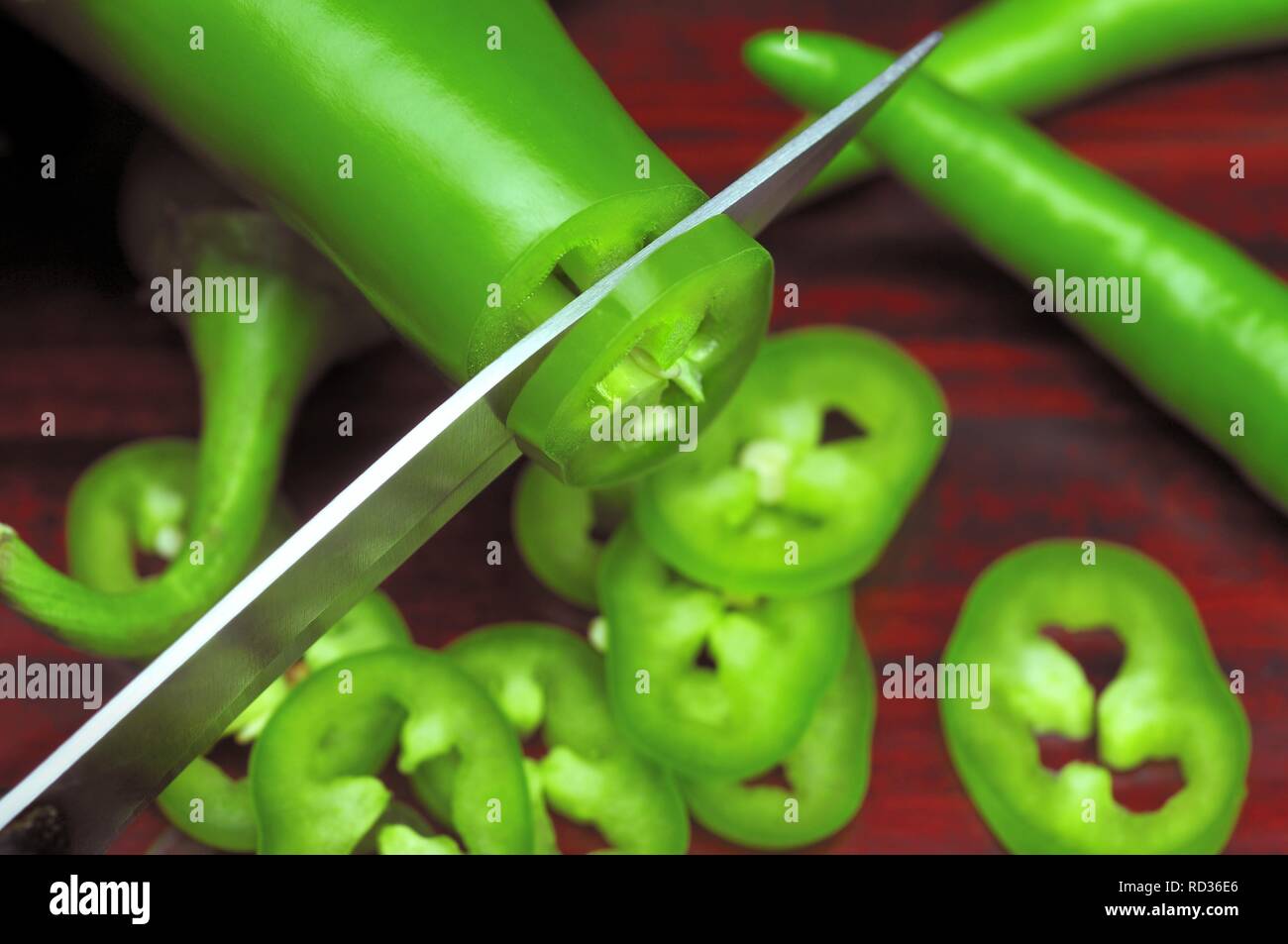 Hot Green Chili Pfeffer - Schneiden mit einem Messer Stockfoto