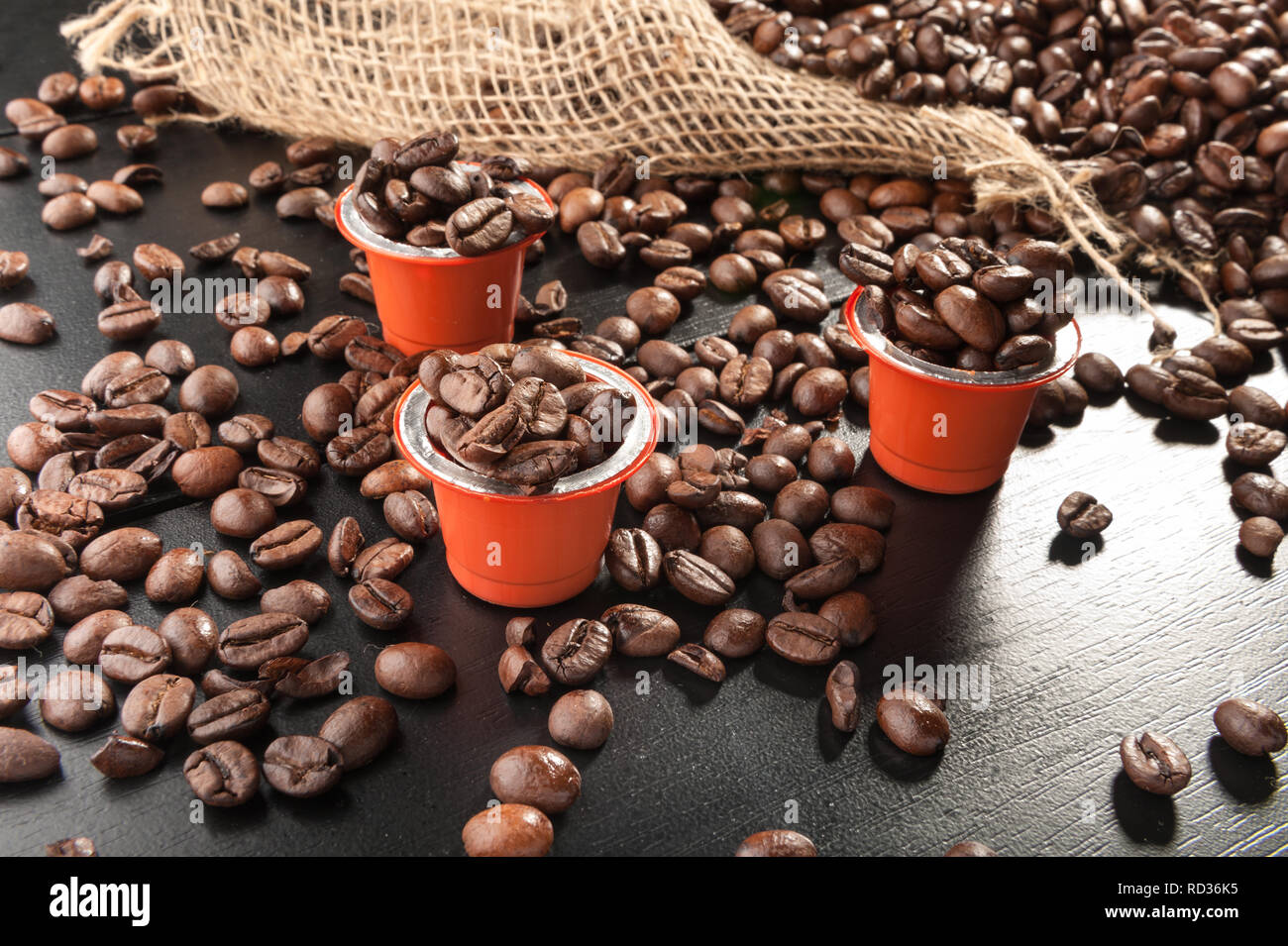 Bohnenkaffee in Sack mit Kaffee Kapsel Stockfoto