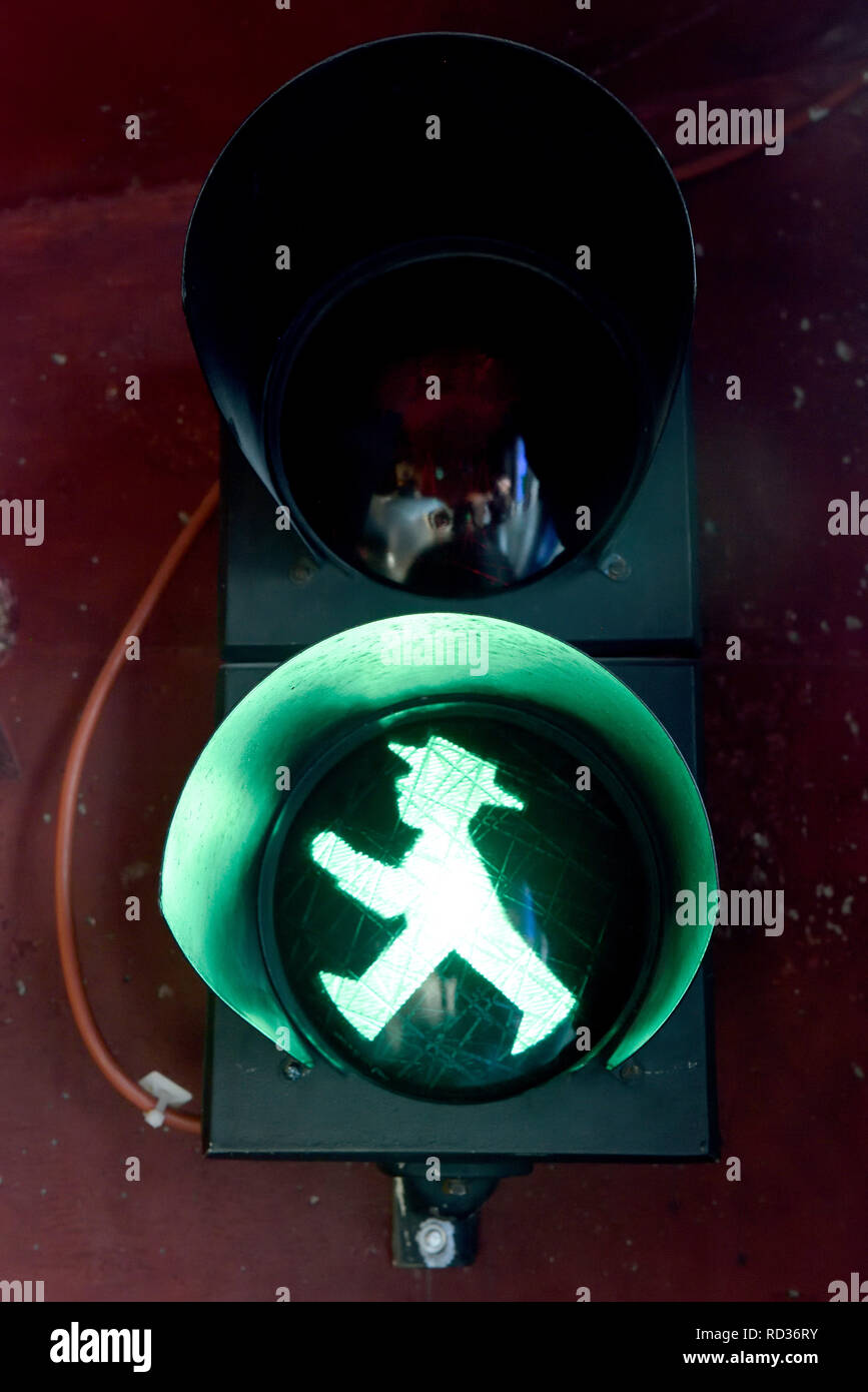 Berlin, Deutschland - 10. November 2018. Ampel mit grünem Licht Ampelmannchen Abbildung, wird von einem Symbol auf Fußgänger-Signale in Deutschland gezeigt. Stockfoto