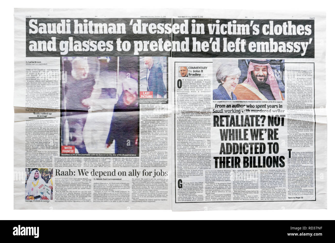 Eine Doppelseite der Daily Mail vom 22. Oktober 2018 mit der Geschichte, dass die Attentäter von Khashoggi trug Kleidung des Opfers außerhalb der Botschaft Stockfoto