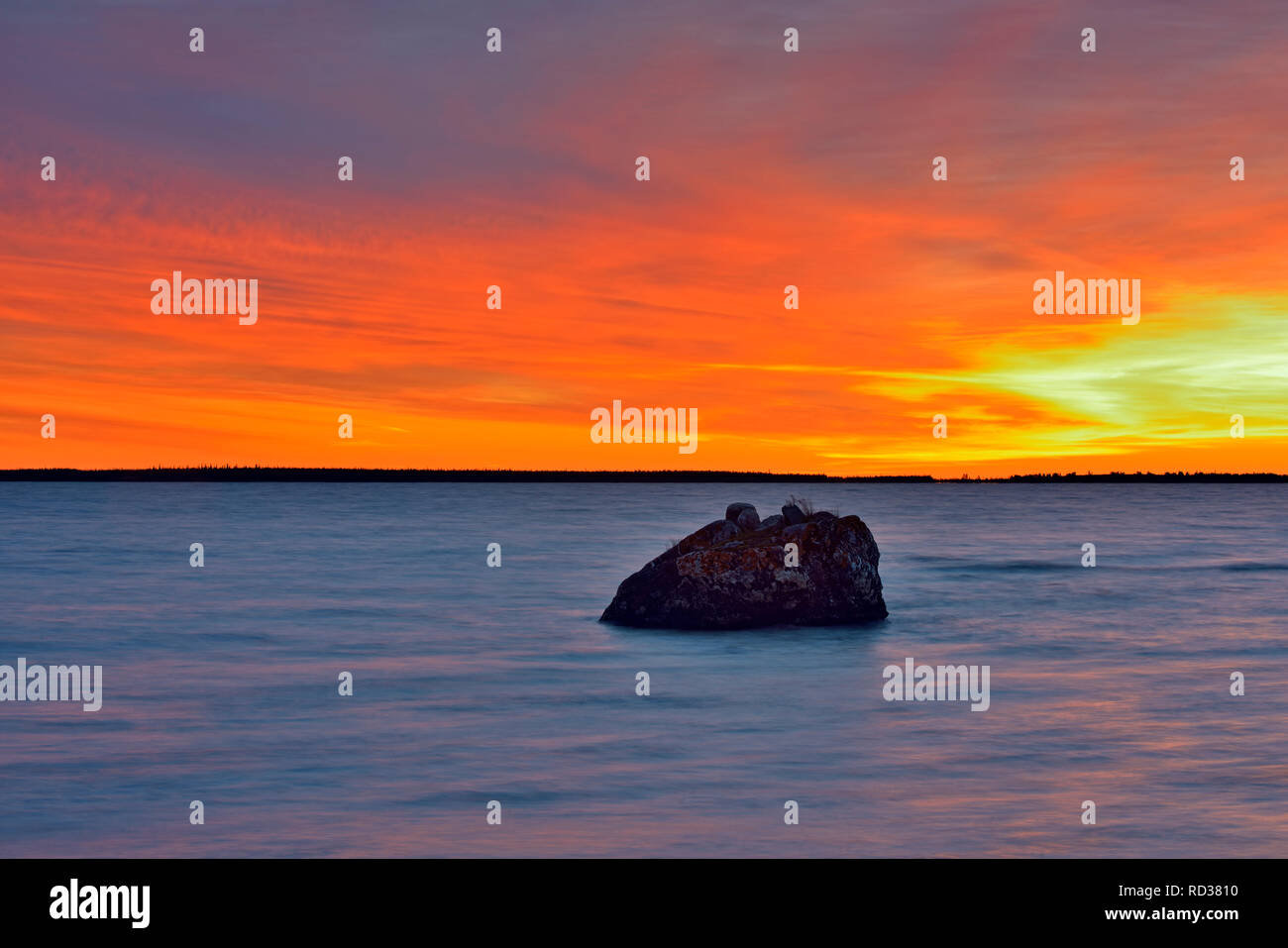 Ennadai Lake bei Sonnenaufgang, Arktis Haven Lodge, Ennadai Lake, Nunavut, Kanada Stockfoto