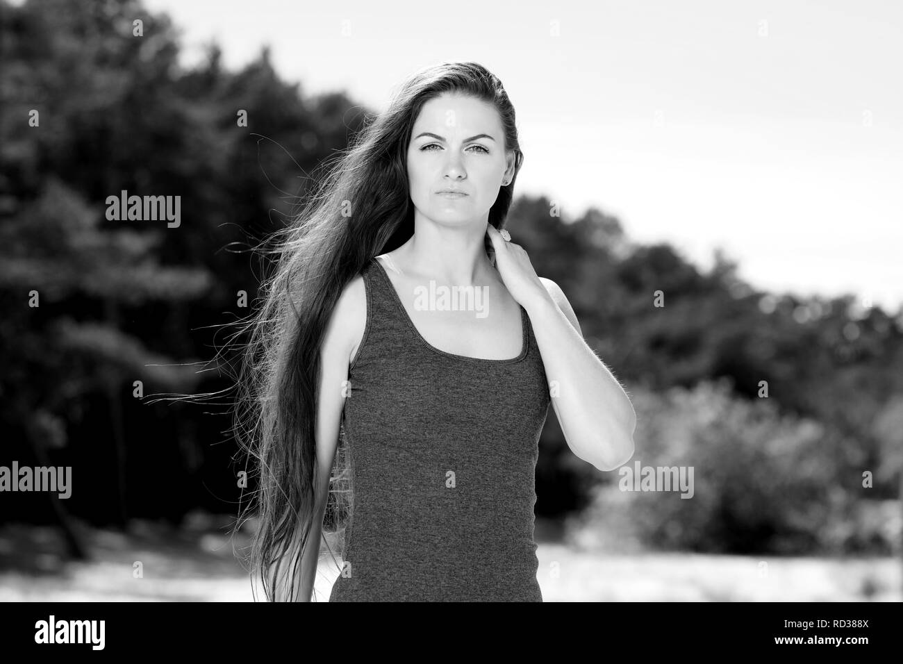 Ein Porträt der jungen und schönen Frauen vor Wald Schwarz & Weiß Stockfoto