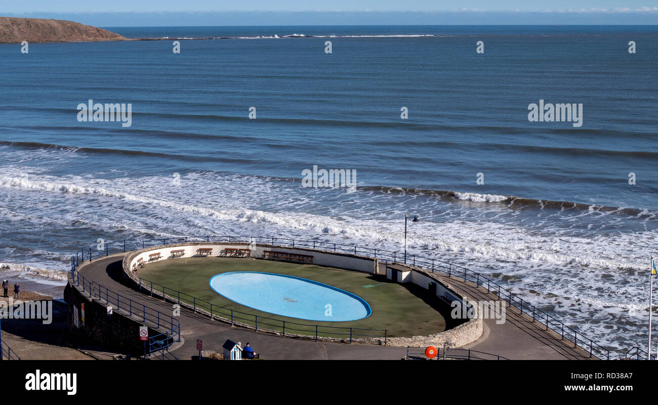 Planschbecken durch das Meer bei Filey Bay, Royal Parade, Filey, North Yorkshire, England, UK. Stockfoto