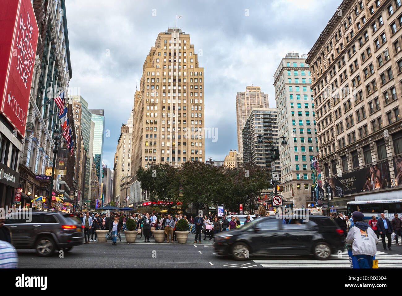 New York City, Vereinigte Staaten - 3. November 2017: der Kreuzung von Broadway und 34th Street, Manhattan Midtown. Stockfoto