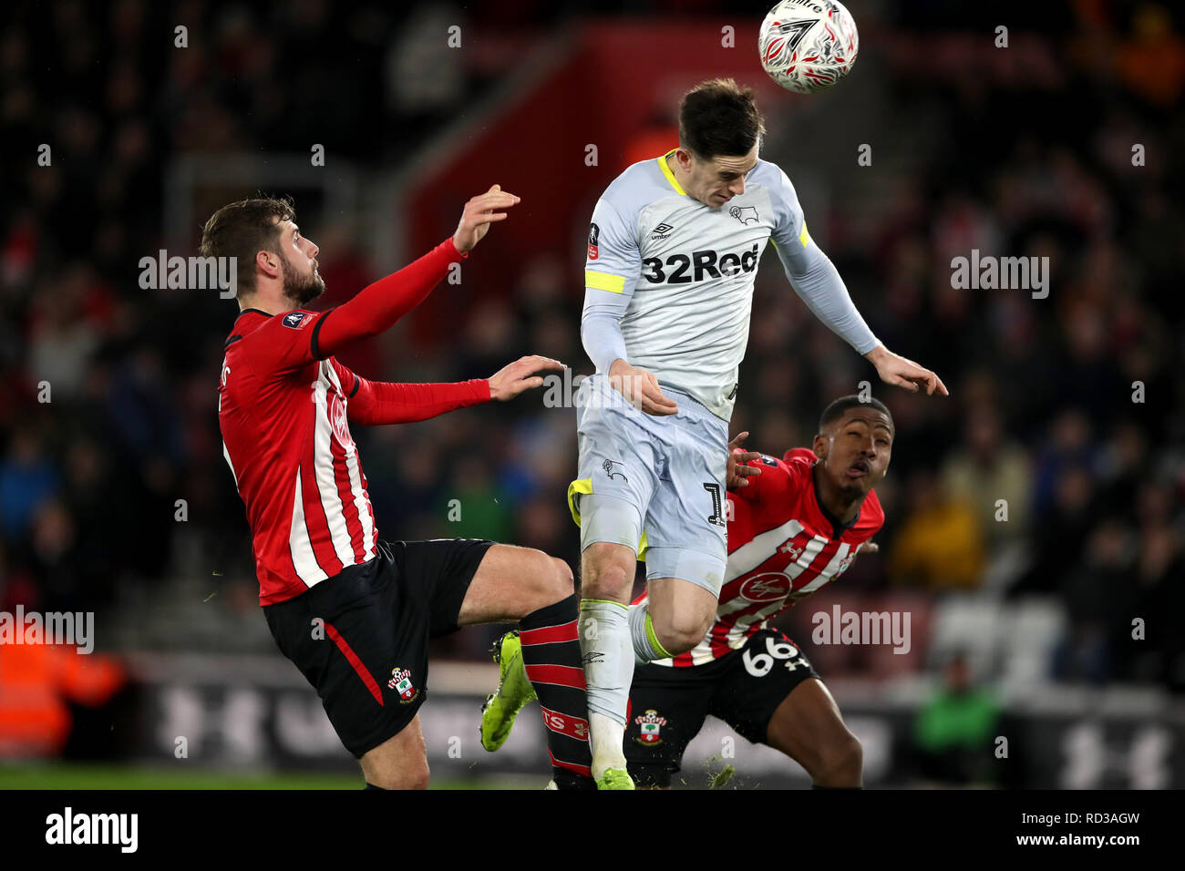 Von Derby County Tom Lawrence hat einen Schuß auf Ziel in der zweiten Jahreshälfte zusätzliche Zeit während der Emirate FA Cup in die dritte Runde replay Match in St. Mary's Stadium. Stockfoto