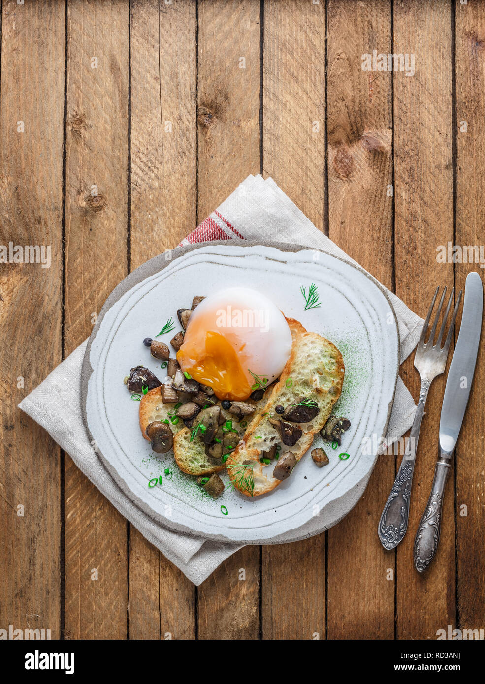 Pochiertes Ei mit Brot und Pilze, Kopie Raum Stockfoto