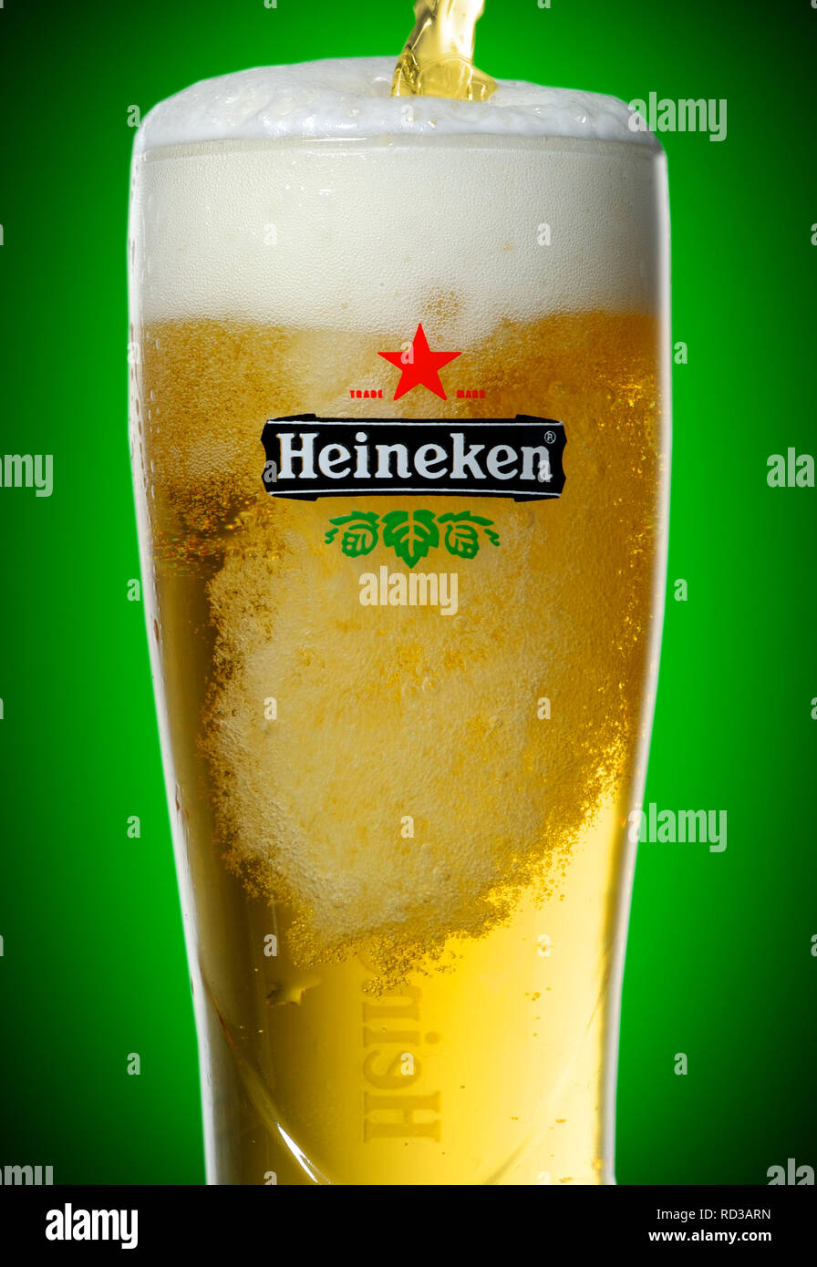 Nahaufnahme von Pint von Heineken in Glas gegossen wird, Stockfoto