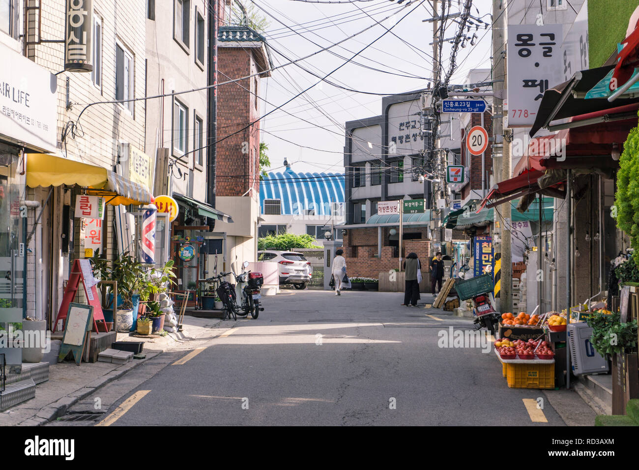 Straße in Seoul mit Lebensmittelgeschäft/Geschäfte Stockfoto