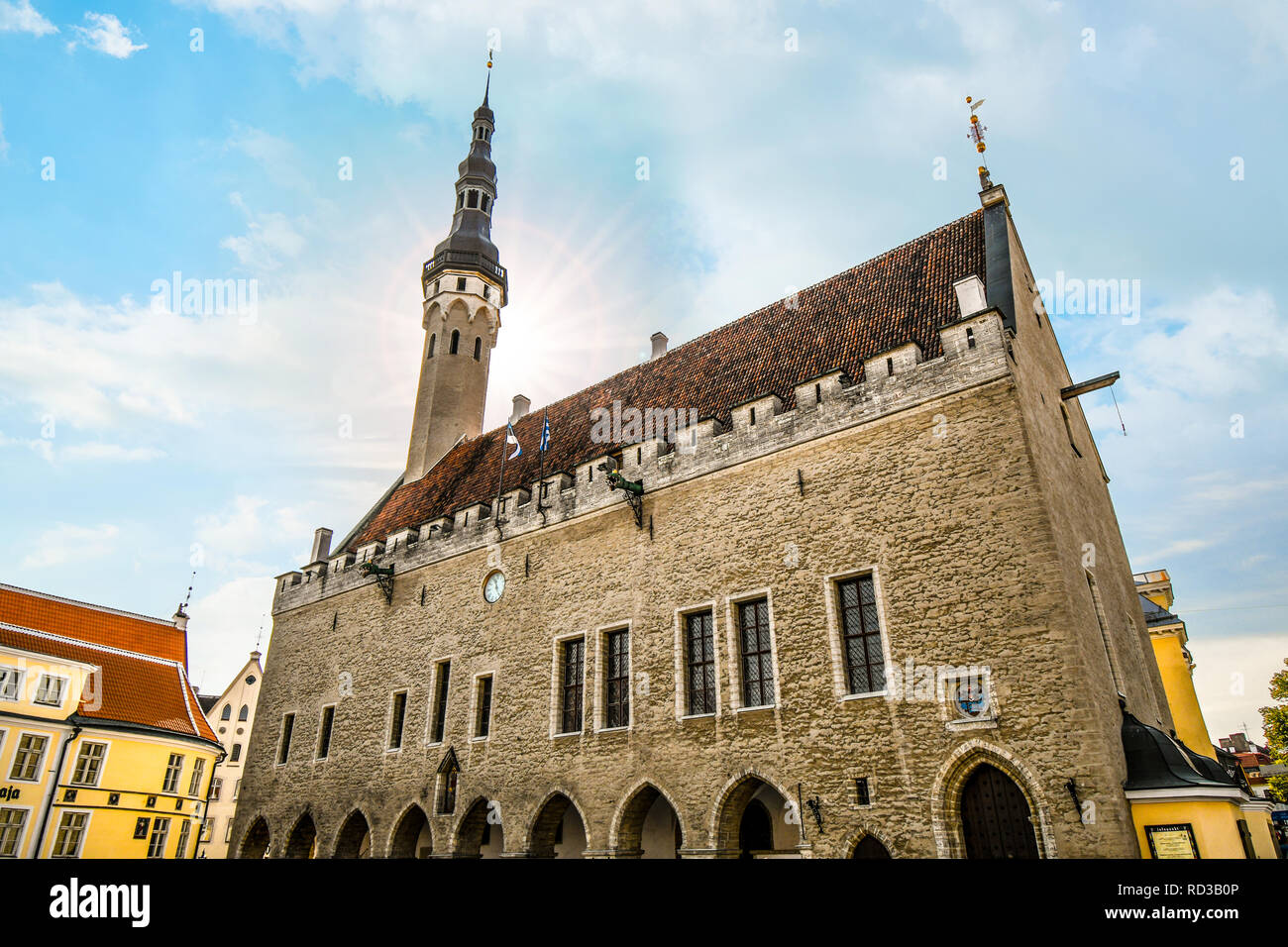 Die Strahlen der Sonne hinter dem Turm der Tallinn Estland Rathaus, auf dem Marktplatz der mittelalterlichen Stadt. Stockfoto