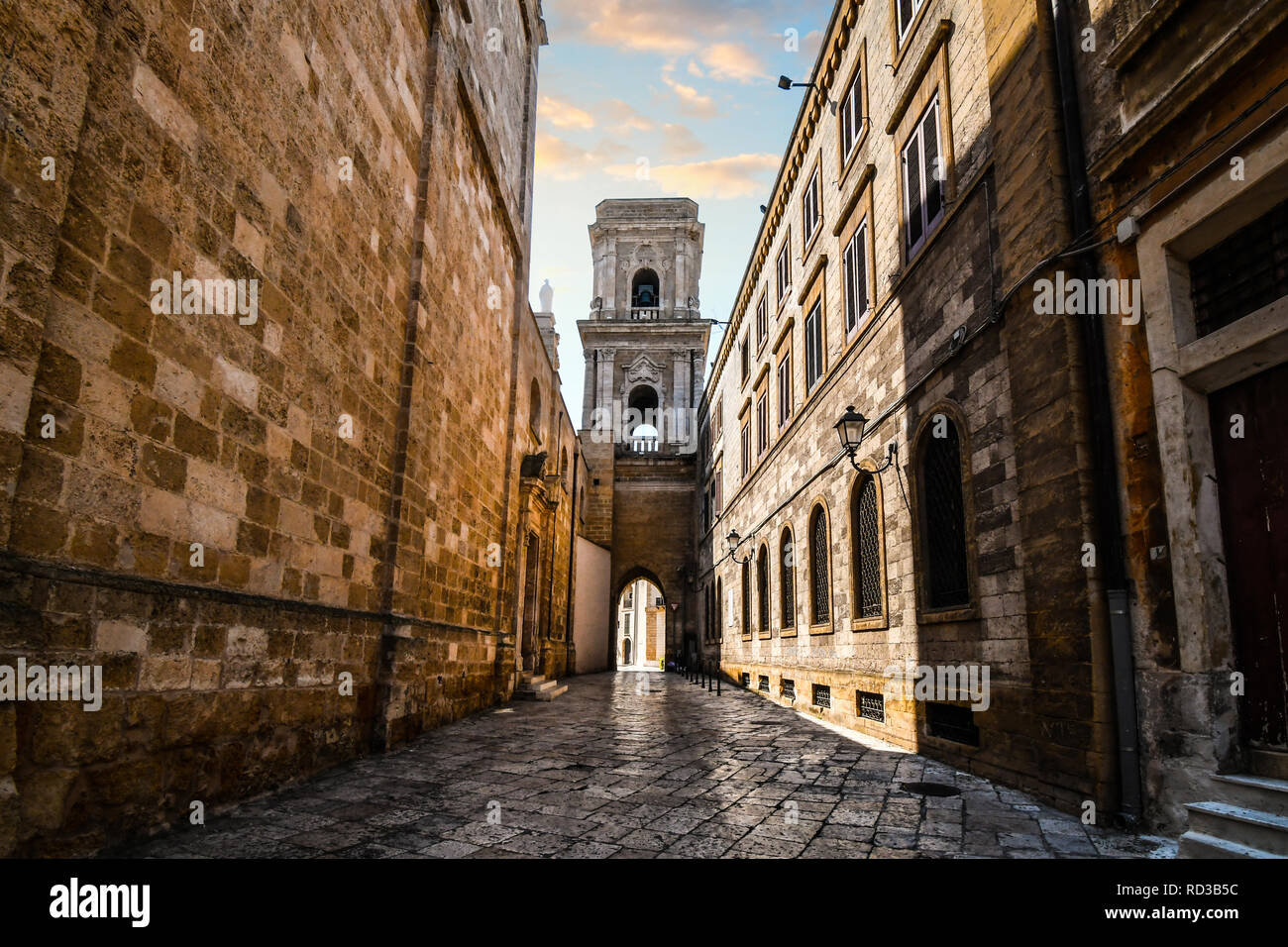 Eine mittelalterliche Glockenturm mit einem Tunnel bis zu den antiken öffnet sich die Piazza del Duomo in der historischen Zentrum von Brindisi Italien. Stockfoto