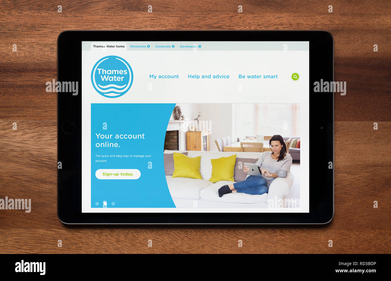 Die Website von Thames Water wird gesehen, auf einem iPad Tablet, der ruht auf einem Holztisch (nur redaktionelle Nutzung). Stockfoto