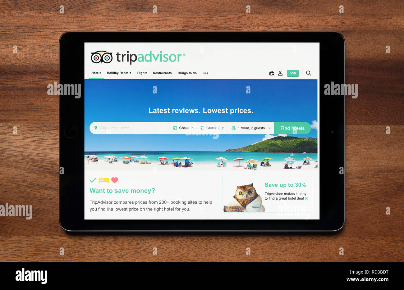 Die Website von Trip Advisor ist gesehen auf einem iPad Tablet, der ruht auf einem Holztisch (nur redaktionelle Nutzung). Stockfoto