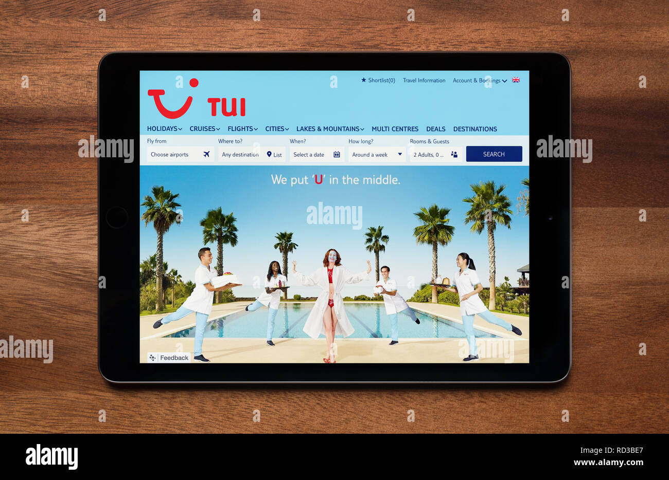 Die Website der TUI, gesehen auf einem iPad Tablet, der ruht auf einem Holztisch (nur redaktionelle Nutzung). Stockfoto