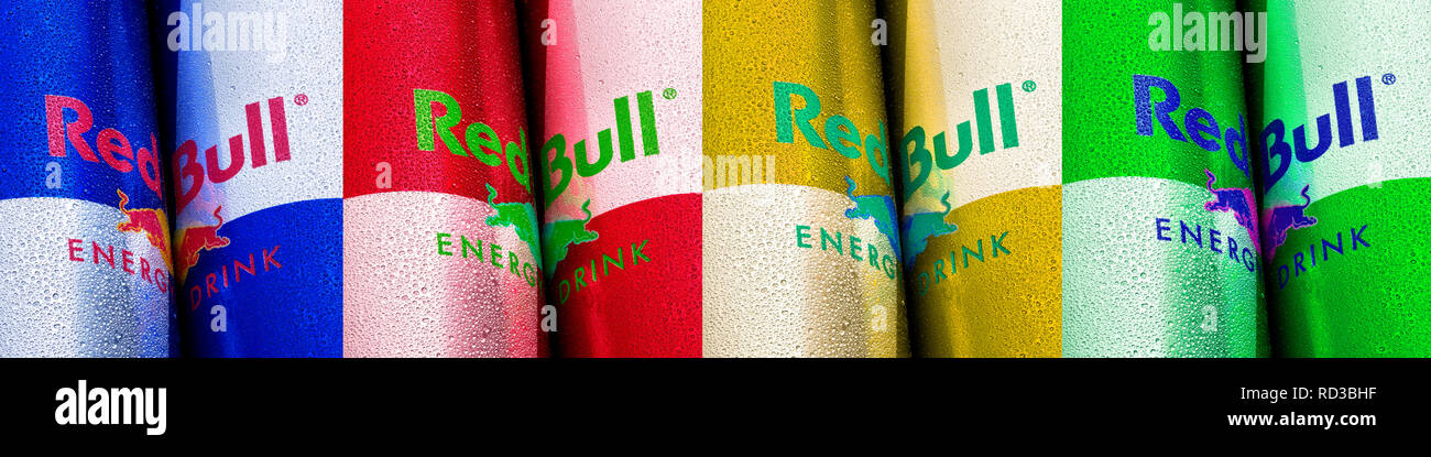 In der Nähe der Zeile von Red Bull Dosen verschiedener Aromen, Studio shot Stockfoto