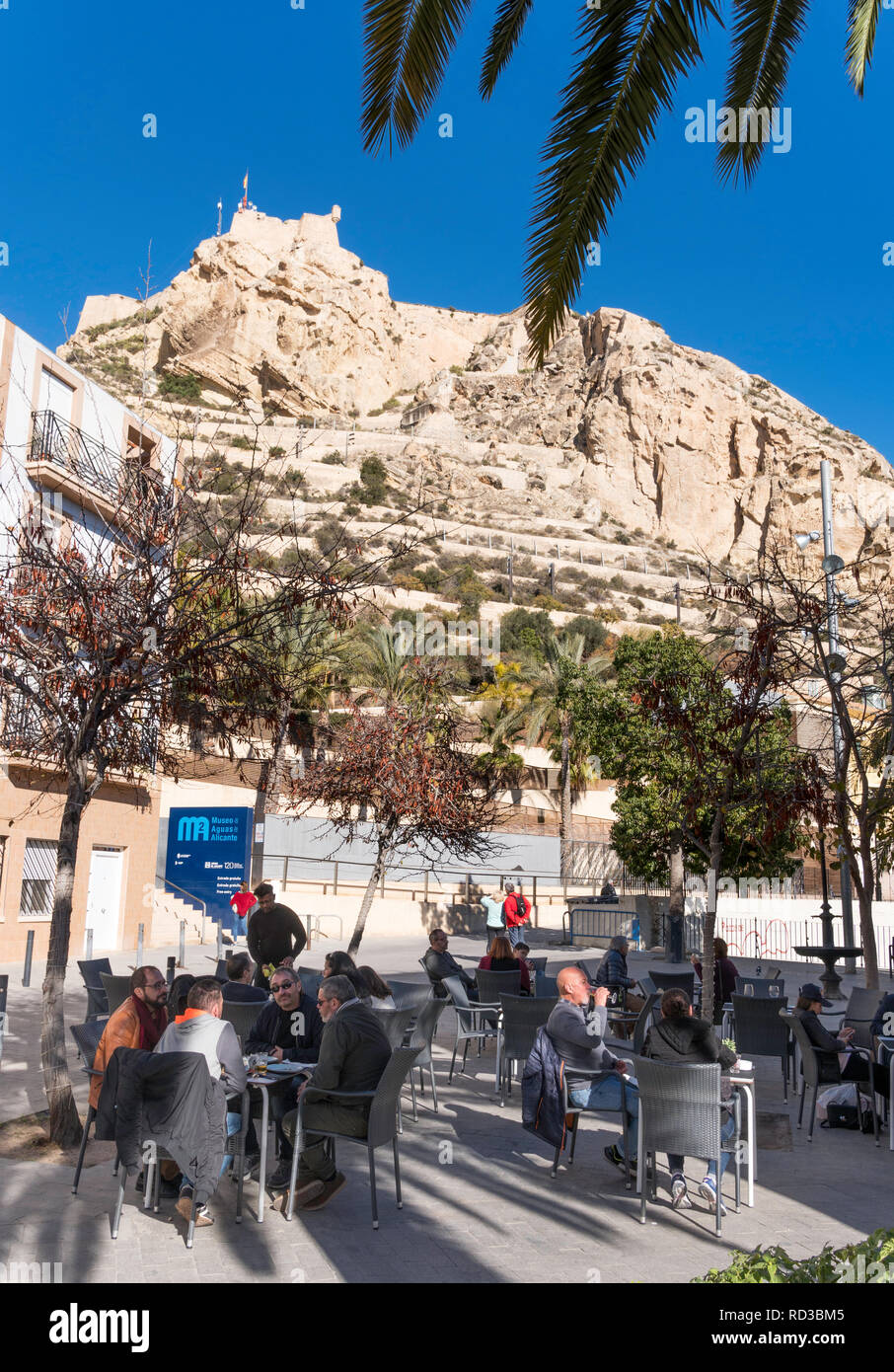 Die Leute draußen sitzen in einem Restaurant mit der Burg über, Alicante, Spanien, Europa Stockfoto