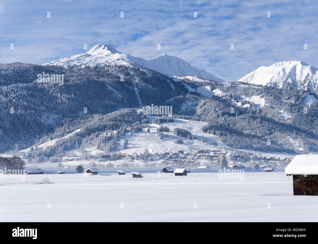 Ski Resort, Lermoos, Österreich. Winter Berglandschaft mit Skipisten, sonnigen Tag. Stockfoto