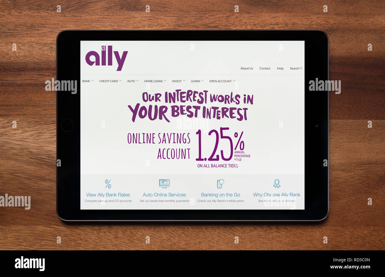 Die Website der Ally Bank gesehen auf einem iPad Tablet, der ruht auf einem Holztisch (nur redaktionelle Nutzung). Stockfoto