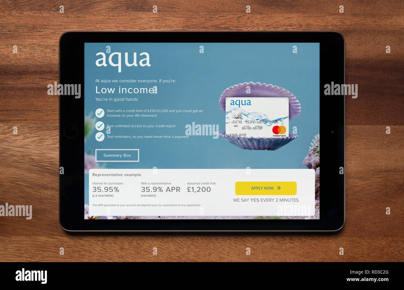 Die Website von Aqua ist gesehen auf einem iPad Tablet, der ruht auf einem Holztisch (nur redaktionelle Nutzung). Stockfoto