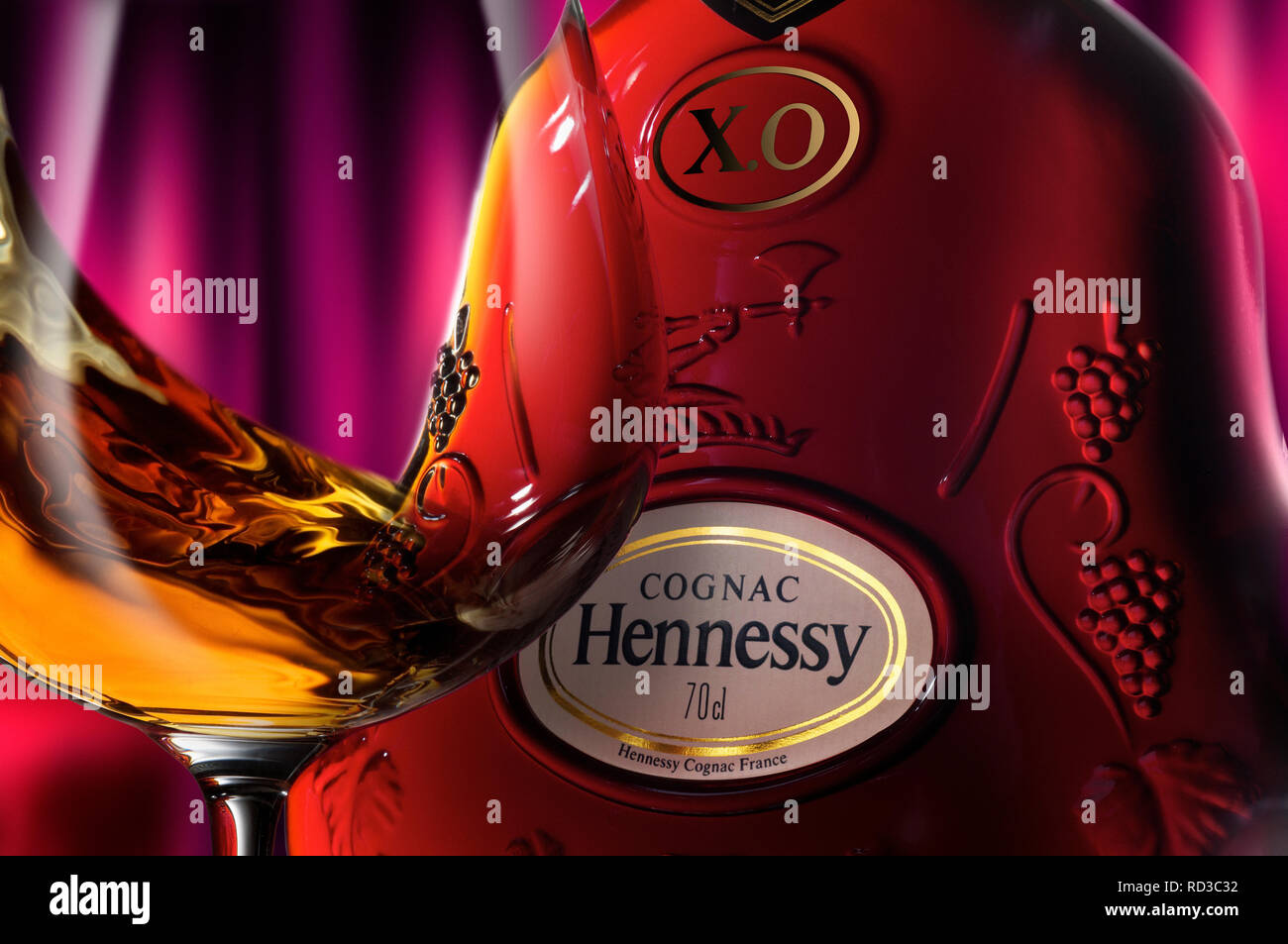 Schließen Sie herauf Bild von Hennessy Cognac Flasche und Glas, Studio shot Stockfoto